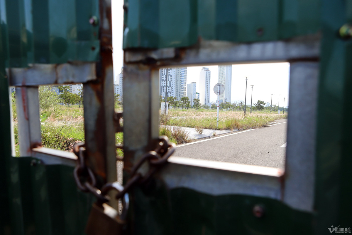 Dự án tại sân bay Nha Trang của Tập đoàn Phúc Sơn, sau nhiều năm được tỉnh Khánh Hòa giao đất vẫn dở dang, nhiều hạng mục chưa hoàn thiện. (Ảnh: Vienamnet).