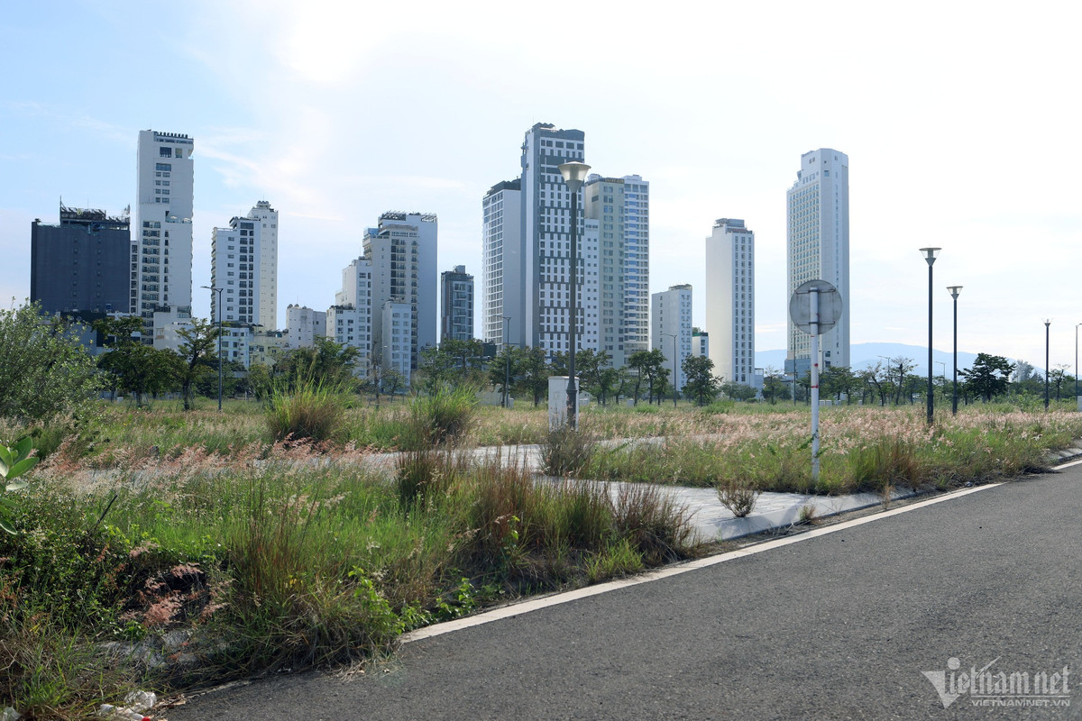 3 dự án BT do Tập đoàn Phúc Sơn thực hiện gồm các dự án các tuyến đường, các nút giao kết nối Sân bay Nha Trang cũ; dự án đường vành đai kết nối nút giao Ngọc Hội và dự án Nút giao thông Ngọc Hội. Tuy nhiên, cả 3 dự án BT đều không qua đấu giá, được chỉ định cho Tập đoàn Phúc Sơn. Đến nay, cả 3 dự án đều chậm tiến độ. (Ảnh: Vienamnet).