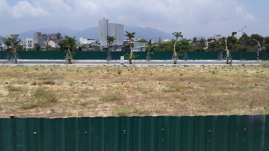 Trong khi các dự án BT của Tập đoàn Phúc Sơn vẫn chưa hoàn thành thì phần đất đối ứng làm các dự án BT tại sân bay Nha Trang cũ đã được phân lô rao bán rầm rộ từ năm 2016 và hiện đã bán gần hết. Hành vi kinh doanh bất động sản khi chưa đủ điều kiện đã vi phạm quy định của pháp luật nên UBND tỉnh Khánh Hòa xử phạt hành chính 275 triệu đồng. (Ảnh: Vienamnet).