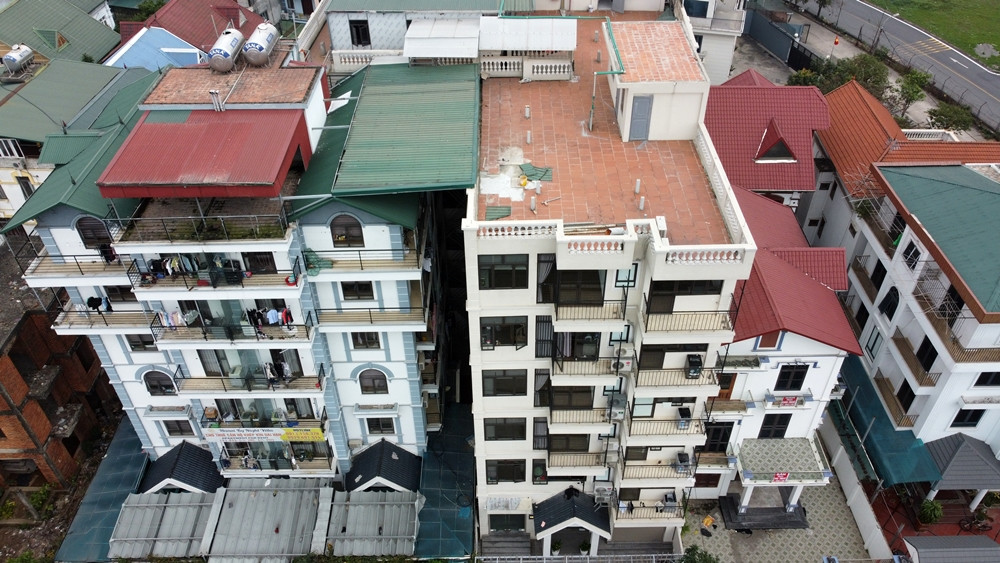 Tại đây, cơ quan chức năng phát hiện có 5 lô biệt thự đã được chủ hộ cải tạo thành 4 tòa nhà 6 tầng, với khoảng 115 phòng và cho thuê trọ.