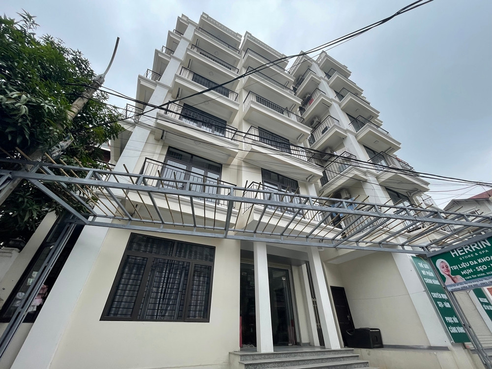 Một trong số toà nhà khu biệt thự Hoàn Sơn xây 6 tầng, sai quy hoạch, biến thành chung cư mini (phòng trọ) cho thuê.