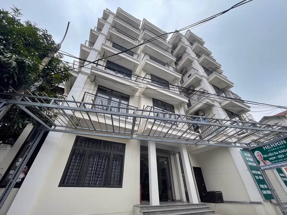 Một trong số toà nhà khu biệt thự Hoàn Sơn xây 6 tầng, sai quy hoạch, biến thành chung cư mini (phòng trọ) cho thuê.