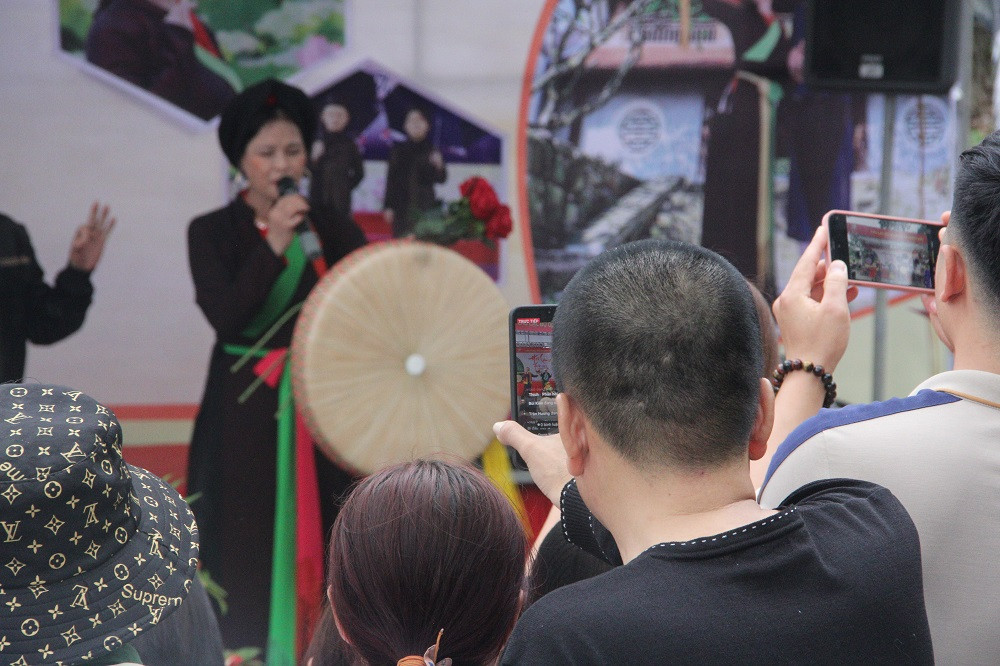 Liền anh, liền chị hát những ca khúc quan họ ngọt ngào trên đồi Lim. Nhiều du khách tranh thủ lưu lại những khoảnh khắc đáng nhớ của hội Lim năm 2024.