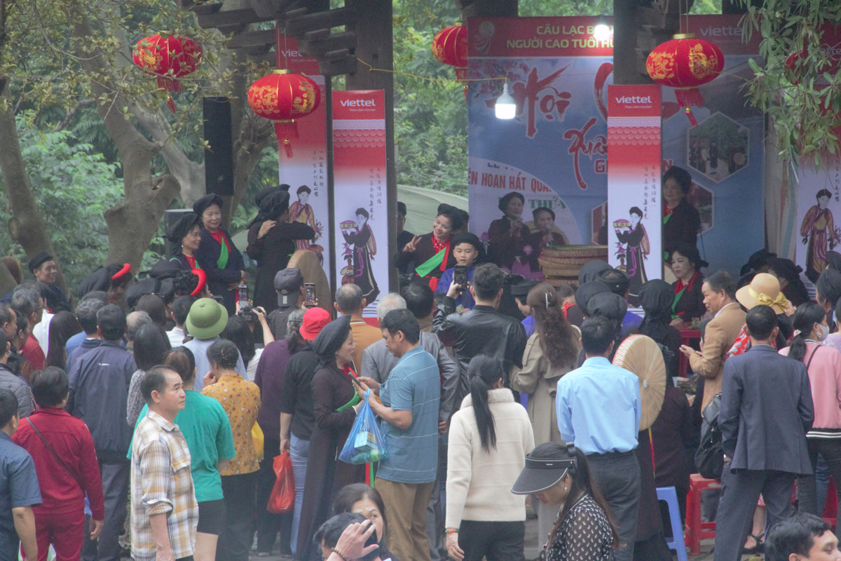 Ban Tổ chức chú trọng lựa chọn các Câu lạc bộ Quan họ biểu diễn tại Lễ hội. Theo đó, các Câu lạc bộ quan họ, liền anh, liền chị ở làng quan họ gốc, làng quan họ thực hành, quan họ ngoài tỉnh được lựa chọn. Nghệ nhân tham gia hát giao lưu quan họ tại các lán trại bao gồm 12 lán.