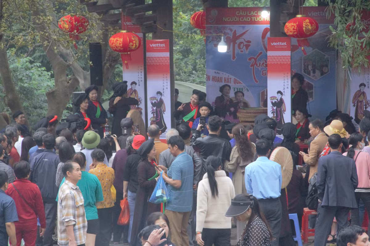 Ban Tổ chức chú trọng lựa chọn các Câu lạc bộ Quan họ biểu diễn tại Lễ hội. Theo đó, các Câu lạc bộ quan họ, liền anh, liền chị ở làng quan họ gốc, làng quan họ thực hành, quan họ ngoài tỉnh được lựa chọn. Nghệ nhân tham gia hát giao lưu quan họ tại các lán trại bao gồm 12 lán.