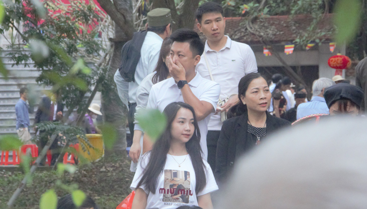 Càng về trưa, chiều người dân đến hội Lim càng đông.