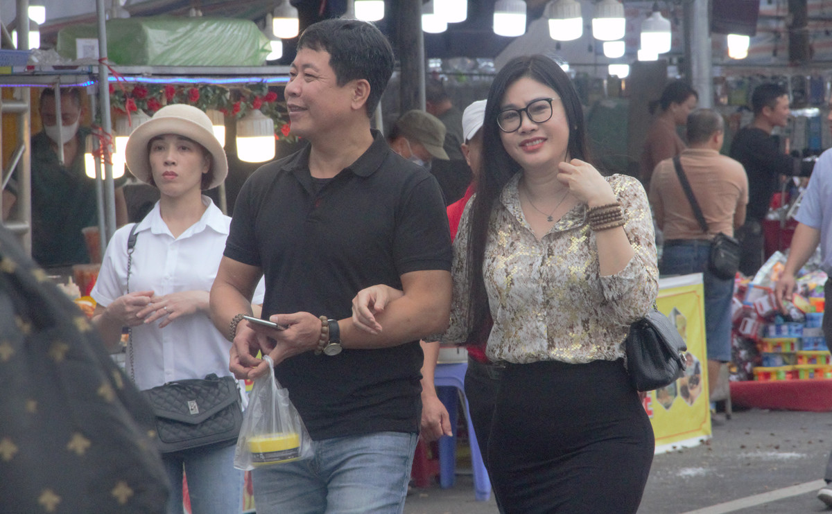 Du khách háo hức trẩy hội Lim.