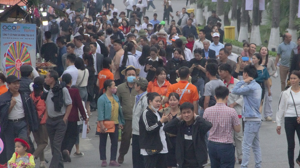 Dòng người nô nức trẩy hội Lim.