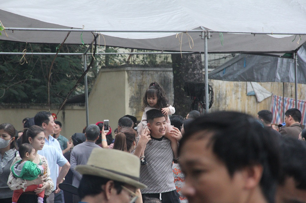 Các em nhỏ cũng thích thú khi được người thân đưa đi hội.