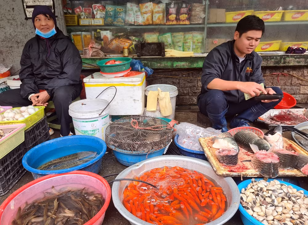 Tuy nhiên, lượng người mua cá chép cúng ông Công ông Táo ở khu vực chợ Mễ Trì thưa thớt, tiểu thương vẫn đang mỏi mắt chờ khách.