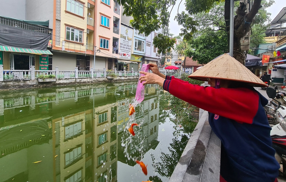 Nhiều gia đình đã chọn cúng ông Táo sớm để thuận tiện cho việc đi làm, hoặc để sum họp đông đủ các thành viên.