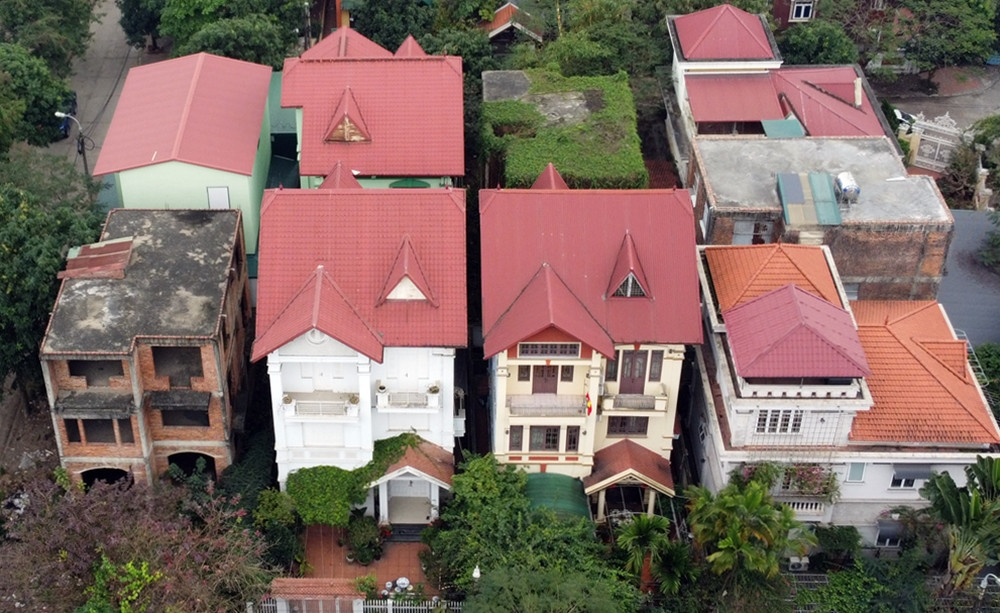 Ngoài các căn biệt thự vi phạm, sau gần 20 năm, phần lớn biệt thự và nhà liền kề ở khu đô thị này vẫn bị bỏ hoang, chưa hoàn thiện. Các căn biệt thự bỏ hoang nằm xen lẫn với căn nhà đã hoàn thiện, tạo nên khung cảnh "nửa quê, nửa phố".