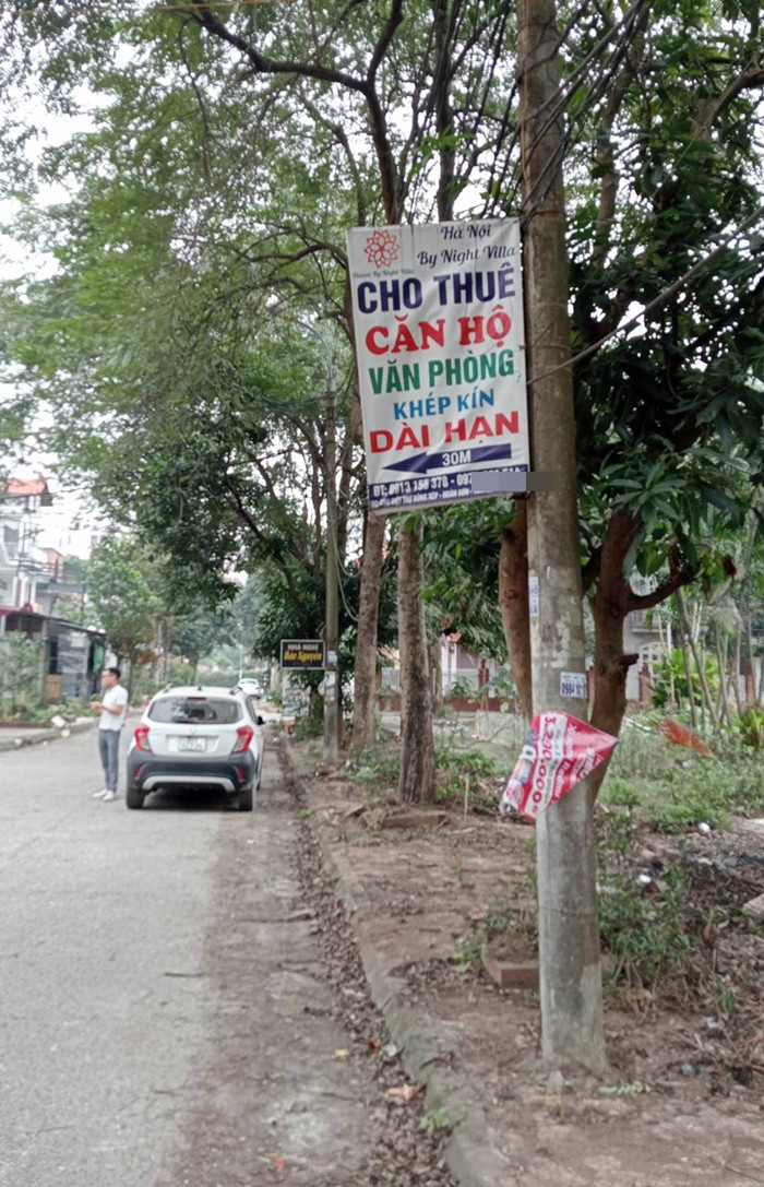Những tấm biển quảng cáo, chào mời khách thuê căn hộ còn được treo gần khu chung cư.