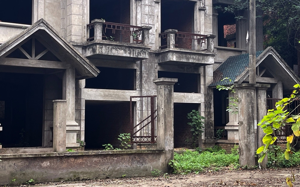 Bên trong một căn biệt thự gần như bỏ hoang.