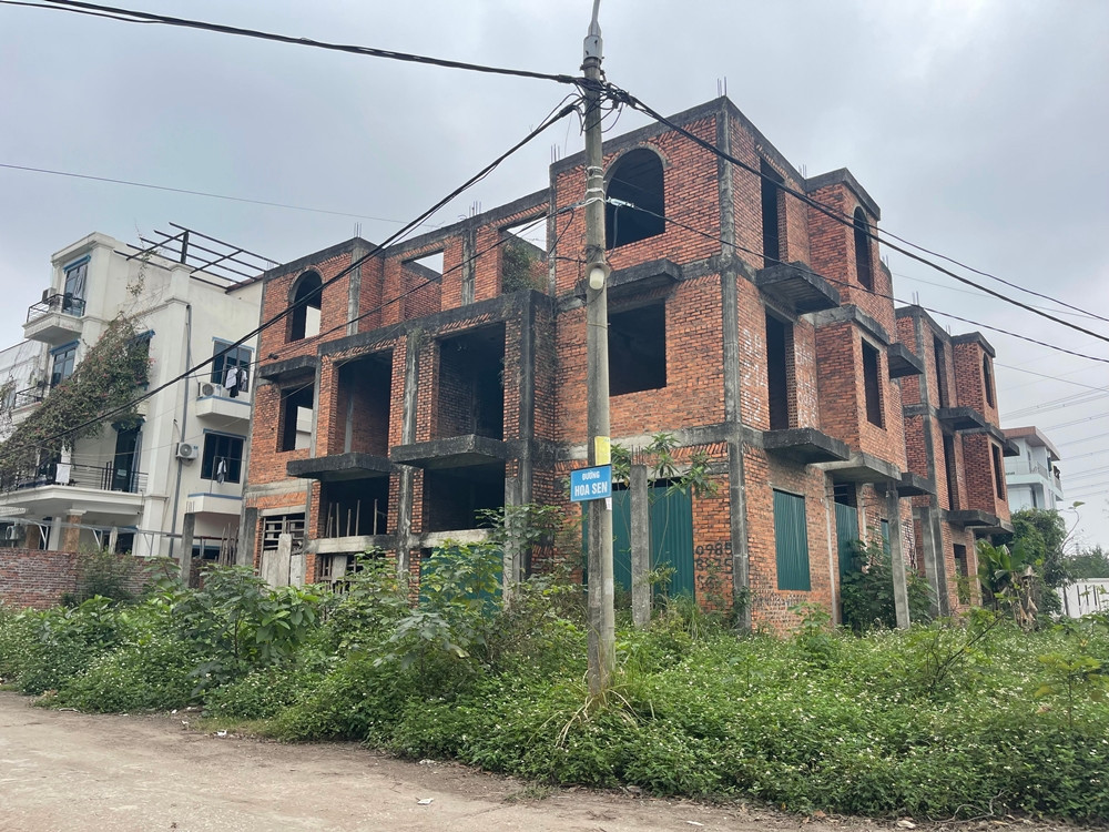 Những căn biệt thự bỏ hoang khiến nhiều người không khỏi xót xa. Trước đó, liên quan đến những vi phạm tại dự án khu nhà ở xã Hoàn Sơn, Tiến sĩ, luật sư Đặng Văn Cường - Trưởng Văn phòng luật sư Chính Pháp (Đoàn luật sư TP Hà Nội) cho rằng, ngoài trách nhiệm của chủ đầu tư, thì người đứng đầu địa phương cũng phải chịu trách nhiệm.