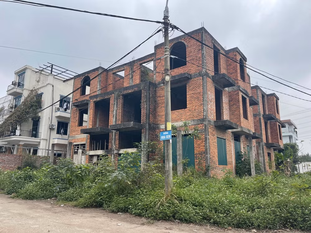 Những căn biệt thự bỏ hoang khiến nhiều người không khỏi xót xa. Trước đó, liên quan đến những vi phạm tại dự án khu nhà ở xã Hoàn Sơn, Tiến sĩ, luật sư Đặng Văn Cường - Trưởng Văn phòng luật sư Chính Pháp (Đoàn luật sư TP Hà Nội) cho rằng, ngoài trách nhiệm của chủ đầu tư, thì người đứng đầu địa phương cũng phải chịu trách nhiệm.