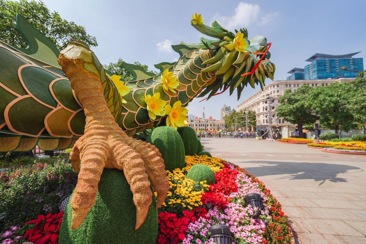 Linh vật rồng trên Đường hoa cũng nổi bật về tính thân thiện môi trường khi hơn 90% vật liệu chế tác là thép tạo hình và hệ thống mành quạt nan bao phủ toàn thân giả vẩy (linh vật cổng chào) hoặc hệ thống đèn led khắp thân tạo hiệu ứng (rồng cổng kết).