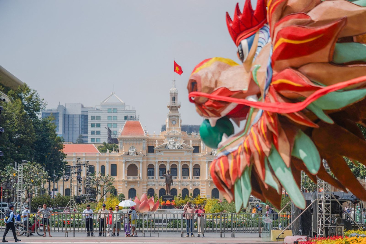 Đường hoa Tết Nguyễn Huệ vẫn đang có rào chắn và đúng 19 giờ 7/2, đường hoa mới khai mạc mở cửa cho du khách, người dân vào tham quan.