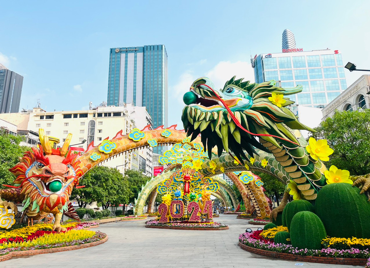 Điểm nhấn của đường hoa Tết 2024 là cặp linh vật rồng ở đầu đường Nguyễn Huệ, đoạn gần UBND TP Hồ Chí Minh. Đôi rồng mang tên gọi "Lưỡng long triều liên" đã hoàn thiện, uốn lượn đan xen nhau, đối xứng trên đường hoa, tạo điểm nhấn cho khách tham quan. Hai con rồng này có thể di chuyển đầu qua lại với hiệu ứng âm thanh khá sống động.