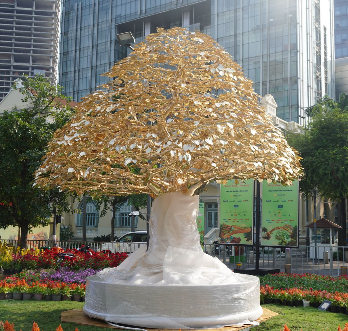 Điểm nhấn giữa đường hoa thu hút sự quan tâm của nhiều người là cây "Bồ đề vĩ đại cát tường" được mạ vàng 24K, cao 3,6m, nặng 1.168 kg.