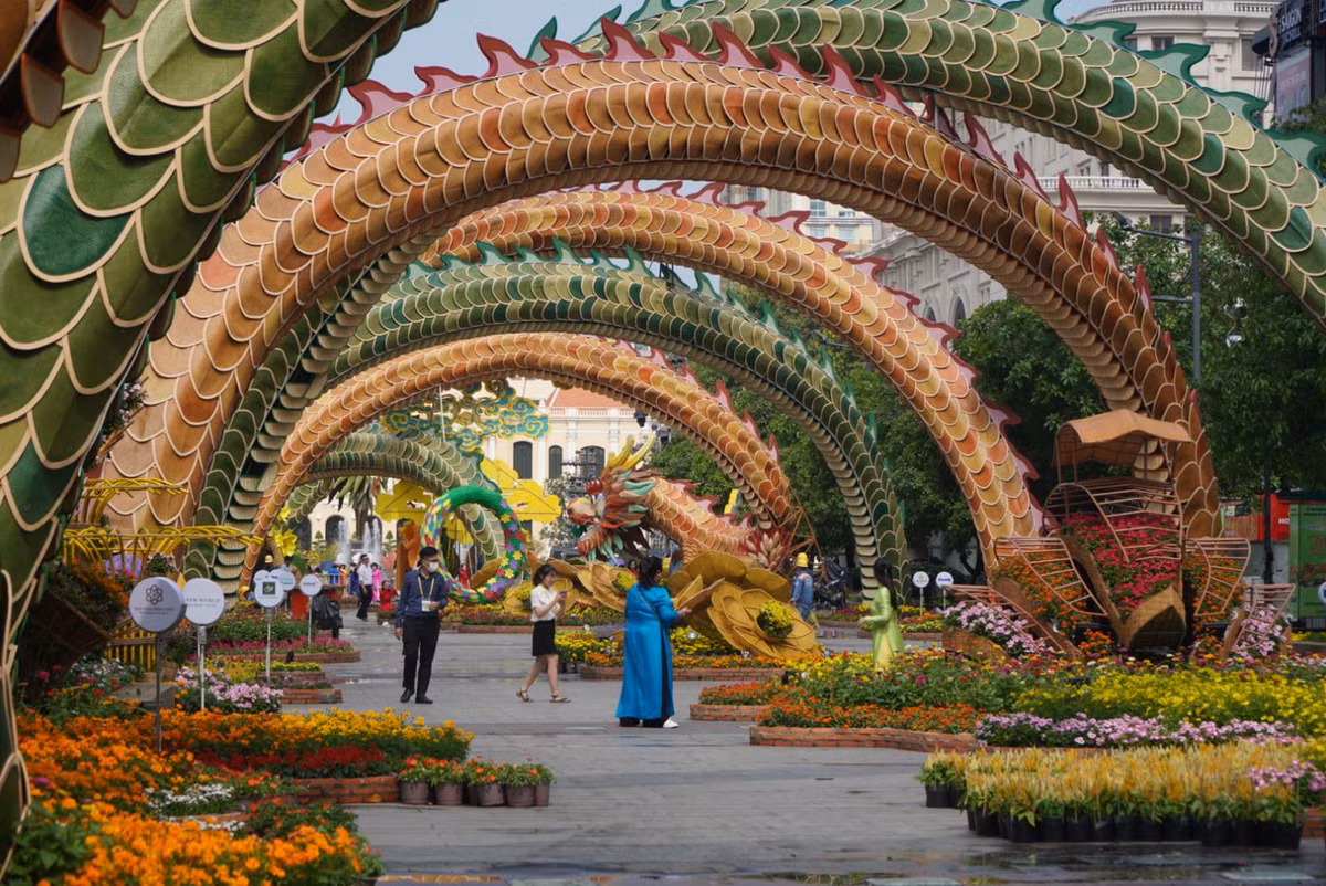 Vào sâu bên trong đường hoa Tết, du khách sẽ bắt gặp hình ảnh hai con rồng uốn lượn đan xen vào nhau trên bầu trời rất bắt mắt.