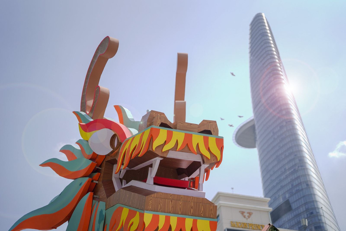 Linh vật rồng còn xuất hiện ở đại cảnh “Thuyền hoa xuân”.