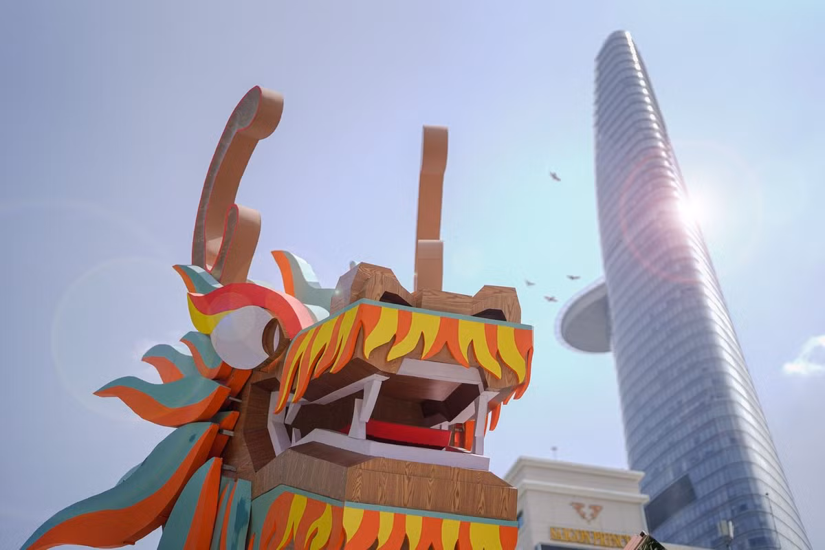 Linh vật rồng còn xuất hiện ở đại cảnh “Thuyền hoa xuân”.