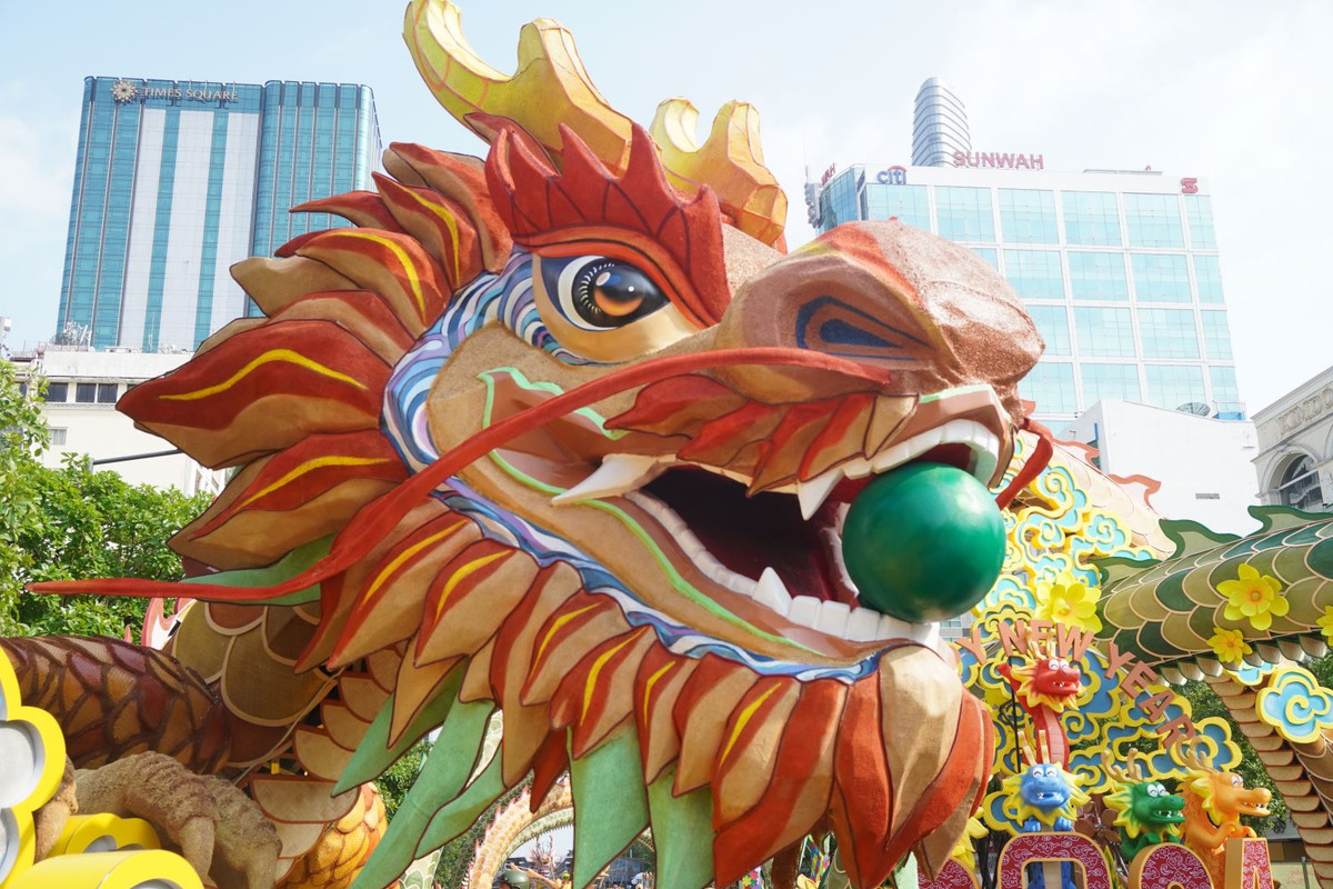 Linh vật rồng trên Đường hoa 2024 tại đại cảnh cổng chào (giao lộ Nguyễn Huệ - Lê Lợi) và cổng kết (giao lộ Nguyễn Huệ - Tôn Đức Thắng) được lập kỷ lục về kích thước con giáp từng xuất hiện trên đường hoa Tết lớn nhất. Linh vật rồng này vượt qua linh vật năm Nhâm Thìn 2012 và linh vật hổ sỏi Nhâm Dần 2022.