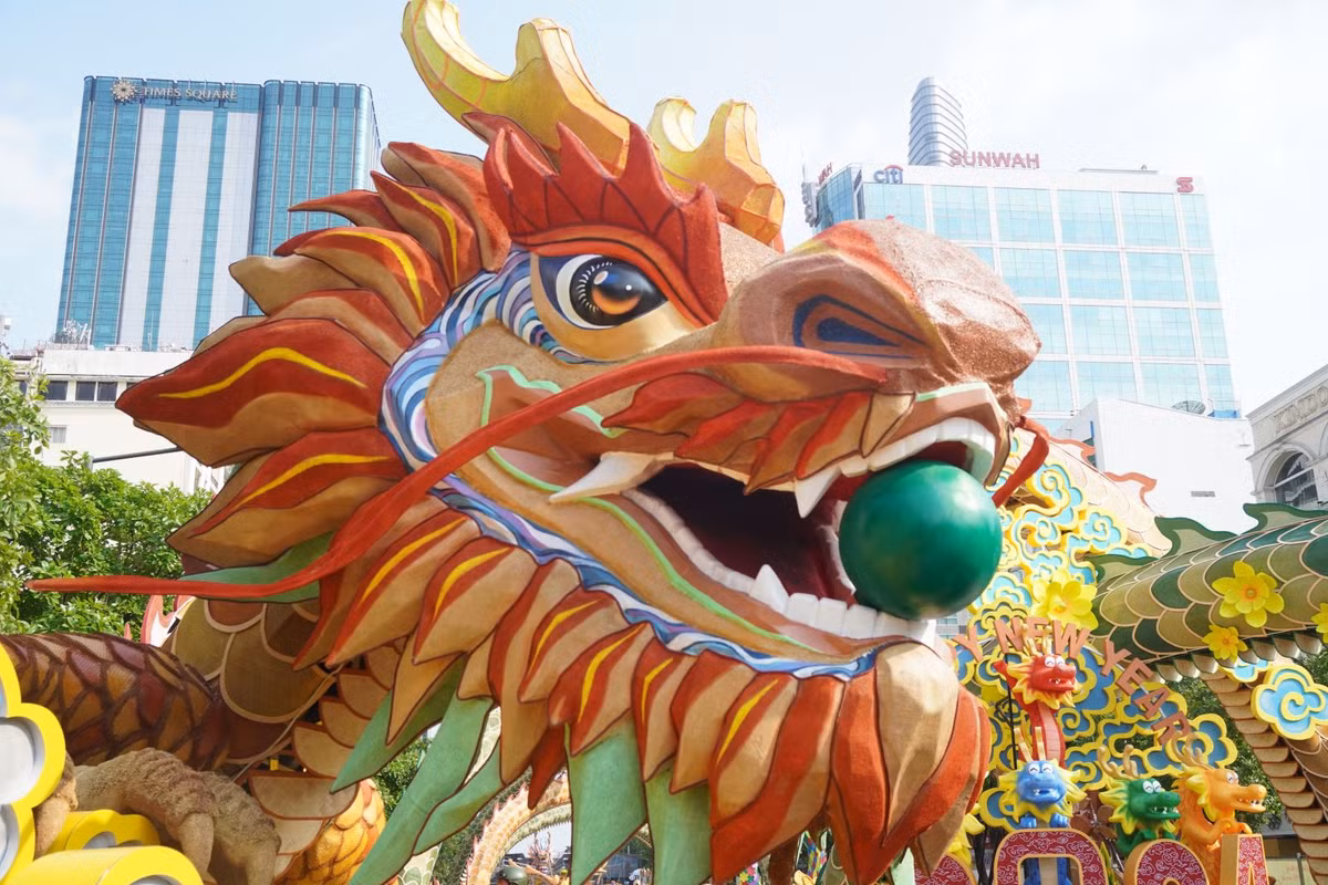 Linh vật rồng trên Đường hoa 2024 tại đại cảnh cổng chào (giao lộ Nguyễn Huệ - Lê Lợi) và cổng kết (giao lộ Nguyễn Huệ - Tôn Đức Thắng) được lập kỷ lục về kích thước con giáp từng xuất hiện trên đường hoa Tết lớn nhất. Linh vật rồng này vượt qua linh vật năm Nhâm Thìn 2012 và linh vật hổ sỏi Nhâm Dần 2022.