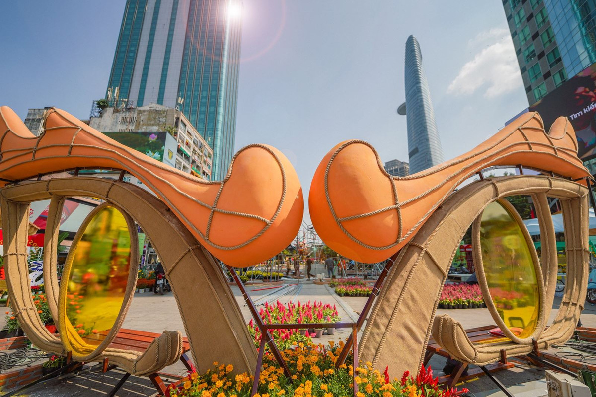 Ban tổ chức còn thiết kế một cặp mắt rồng để làm phông nền ấn tượng cho người dân lưu lại những bức ảnh kỷ niệm với các linh vật của đường hoa.