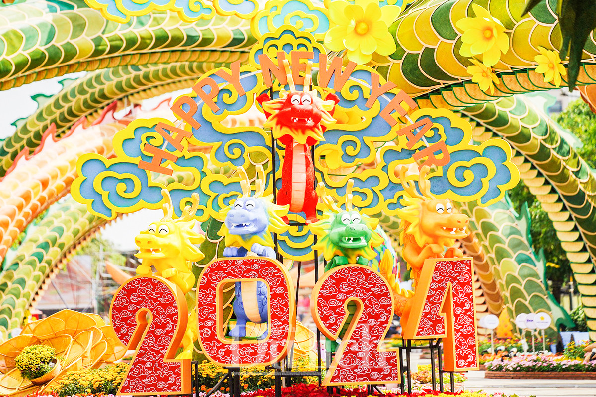 Tiểu cảnh Ngũ long với 5 chú rồng vui nhộn trong các sắc màu xanh đỏ cam vàng...