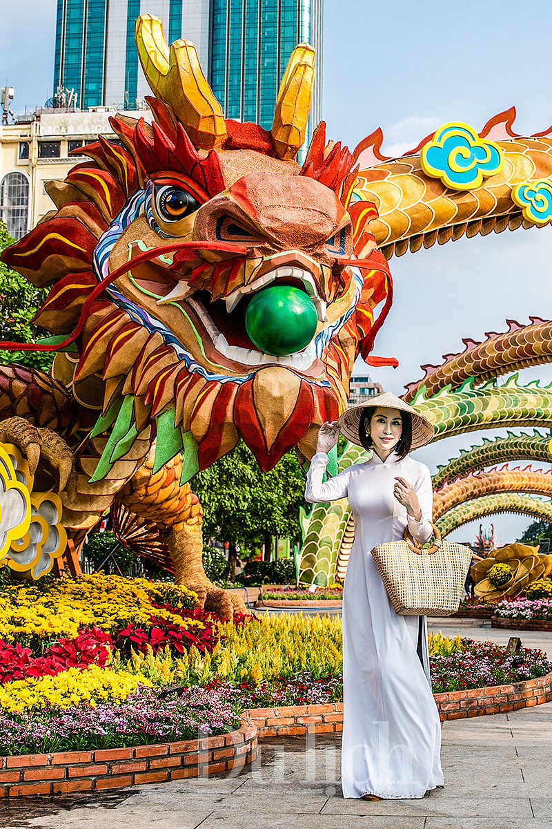 "Rút kinh nghiệm những năm trước, năm nay tôi đến từ rất sớm để vừa có thể thong thả du xuân, vừa chụp ảnh. Nhưng tôi cũng khá bất ngờ lại có nhiều người dân và du khách cũng đến sớm như mình. Cũng may, tôi đã có vài tấm hình khá ưng ý", chi Duyên tấm tắc khoe.