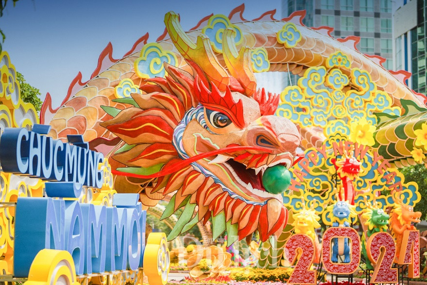 Khu vực đại cảnh cổng chào là đôi “Lưỡng Long triều liên” (đôi rồng chầu sen) ngậm ngọc.