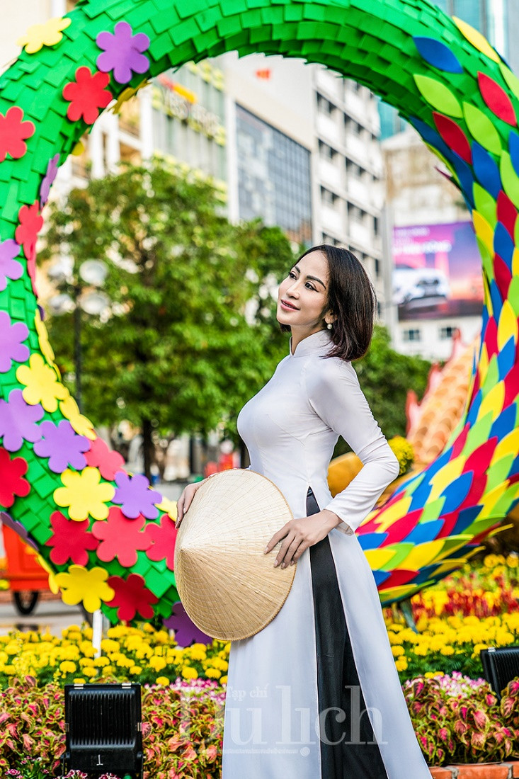 Đường hoa năm nay được thiết kế với những hình ảnh độc đáo, đặc trưng của nhiều vùng miền cả nước trải dài trên phố đi bộ Nguyễn Huệ với muôn sắc màu báo hiệu xuân về càng khiến lòng mình càng thêm rộn ràng ngày Tết, “Nghe Xuân sang thấy trong lòng mình chứa chan", chị Duyên vui vẻ hát vang giai điệu Xuân ca.