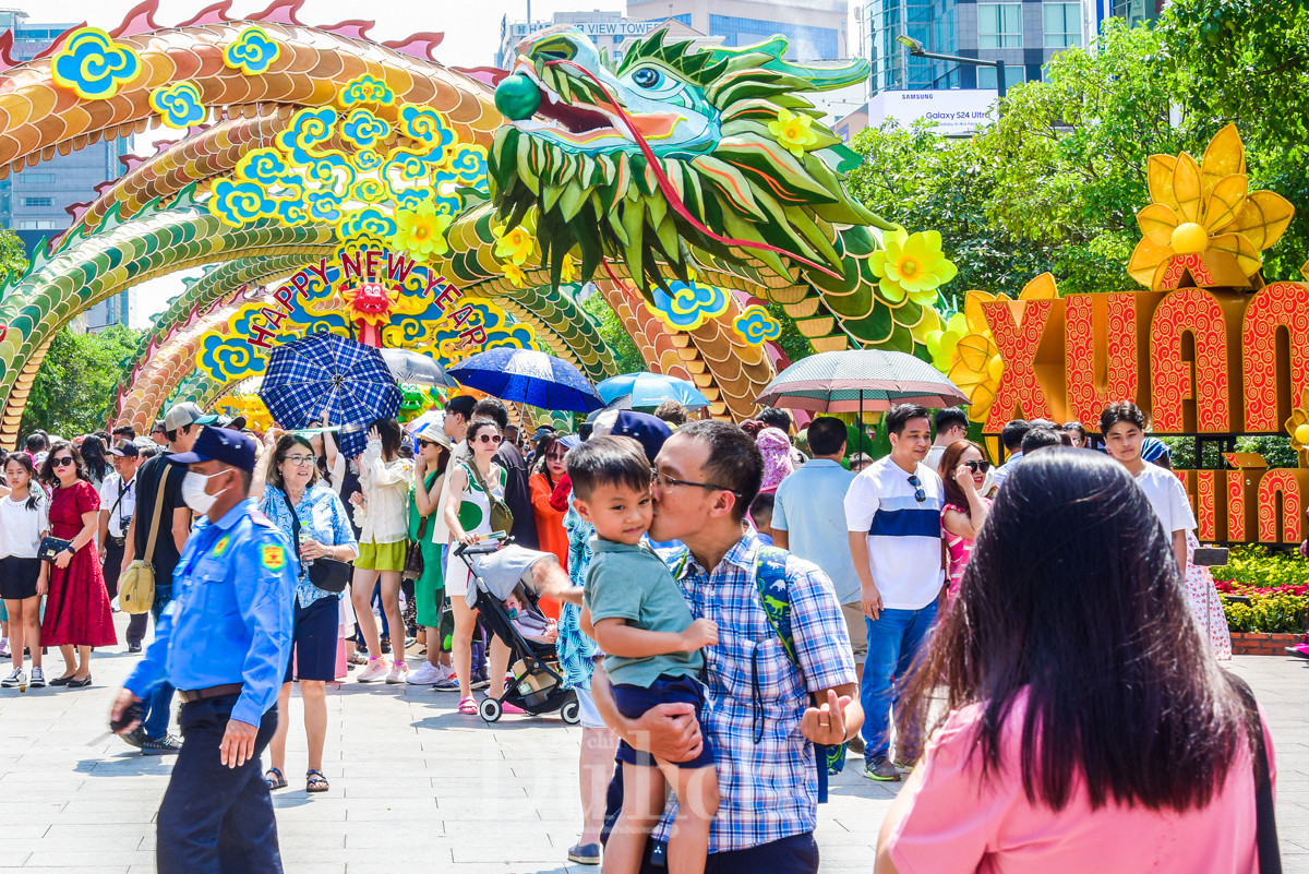 Lực lượng chức năng cũng thường xuyên nhắc nhở du khách không đứng, ngồi, giẫm đạp lên hoa… Nhiều gia đình cũng tranh thủ đưa con nhỏ đến du Xuân và chụp ảnh kỷ niệm. Anh Cao Xuân Lâm ở Tân Bình ghé đến du Xuân vui vẻ nói, năm nay cả gia đình nhỏ cùng nhau “lên đồ” làm bộ ảnh du xuân”. Năm nay, linh vật được thiết kế, màu sắc trông rất thẩm mỹ từ mọi góc nhìn.