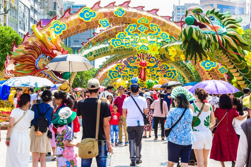 Tại khu vực cổng chào, cặp rồng “Lưỡng Long triều liên” cử động phần đầu thu hút sự chú ý của đông đảo khách tham quan.