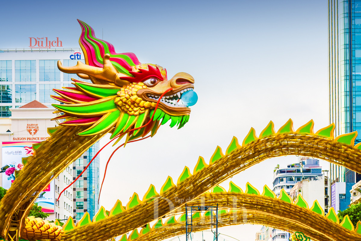 Đại cảnh “Nhất đại Thăng Long” là chú rồng dài hơn 100m vô cùng ấn tượng, khép lại chuyến hành trình khám phá Đường hoa của du khách.Đường hoa Nguyễn Huệ Tết Giáp Thìn 2024 với chủ đề “Xuân yêu thương, Tết sum vầy” sẽ mở cửa phục vụ người dân thành phố và du khách xuyên suốt 8 ngày Tết, từ 19 giờ ngày 7/2 đến 21 giờ ngày 14/2/2024 (28 tháng Chạp đến mùng 5 Tết Giáp Thìn).