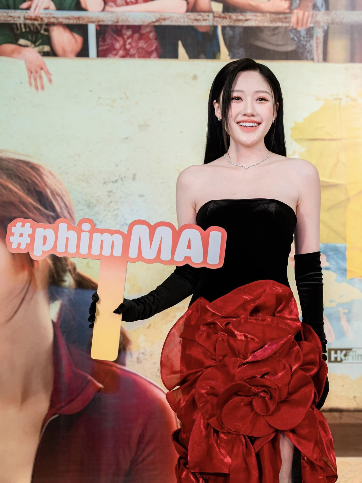 Vào vai tomboy cá tính nên Uyển Ân khiến nhiều người bất ngờ khi thay đổi phong cách 180 độ trong sự kiện ra mắt phim 'Mai'. Dù chỉ vào vai nữ phụ nhưng nữ diễn viên 25 tuổi lên đồ sang chảnh nổi bật không kém nữ chính Phương Anh Đào.