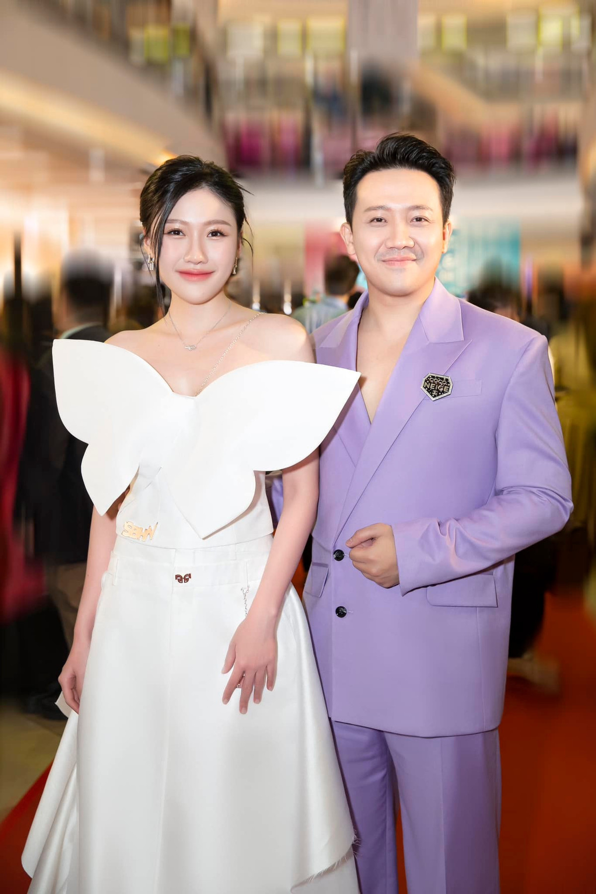 Bắt đầu được biết đến rộng rãi khi tham gia web-drama 'Bố già' của Trấn Thành nhưng Uyển Ân chỉ thực sự nổi tiếng khi được anh trai giao vai nữ chính trong 'Nhà bà Nữ' - tác phẩm đến nay vẫn đang là phim Việt có doanh thu cao nhất mọi thời với 475 tỷ đồng.