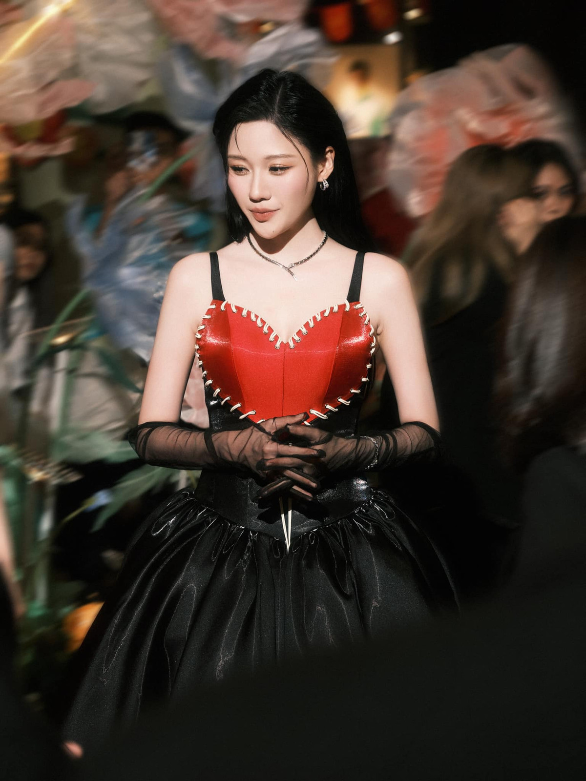 Khi đi sự kiện, em gái Trấn Thành cũng lên đồ vô cùng sang chảnh khoe vẻ đẹp rực rỡ đối lập với hình ảnh gai góc trên phim 'Mai'.