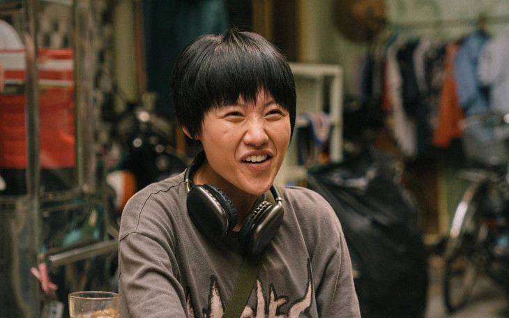 Nếu như Ngọc Nhi trong 'Nhà bà Nữ' để tóc dài nữ tính thì Bình Minh trong 'Mai' để tóc tém với phong cách tomboy rõ rệt. Bình Minh là con gái của Mai - một cô bé kiên cường sinh ra trong một gia đình đặc biệt nhưng không bao giờ che giấu giới tính thật của mình.