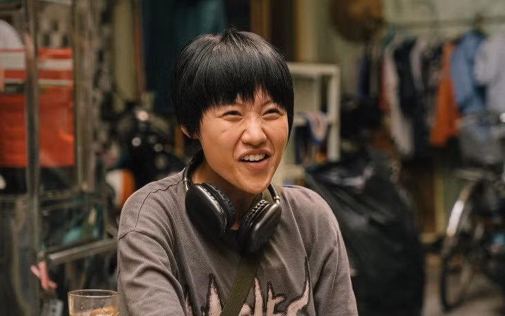 Nếu như Ngọc Nhi trong 'Nhà bà Nữ' để tóc dài nữ tính thì Bình Minh trong 'Mai' để tóc tém với phong cách tomboy rõ rệt. Bình Minh là con gái của Mai - một cô bé kiên cường sinh ra trong một gia đình đặc biệt nhưng không bao giờ che giấu giới tính thật của mình.