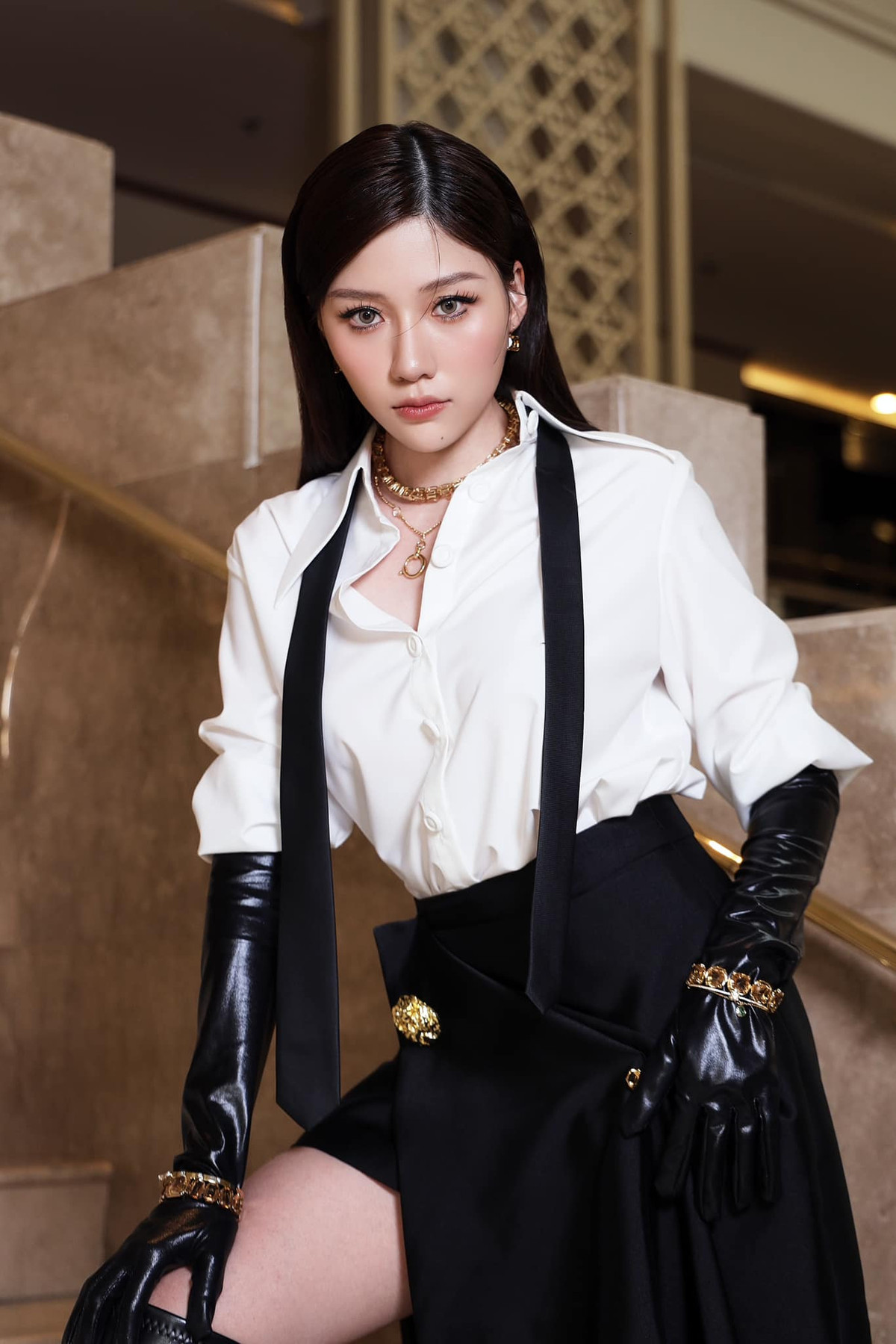 Nổi tiếng quá sớm và có bệ đỡ là Trấn Thành, chính vì vậy ngoài cơ hội nổi tiếng và bứt phá trong sự nghiệp, Uyển Ân cũng chịu sức ép rất lớn từ anh trai, khiến cô cũng bị để ý và soi xét nhiều hơn.