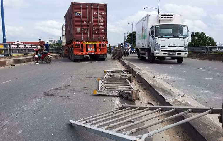 Trước đó, khoảng 14h cùng ngày, xe đầu kéo chở theo container loại 40feet đầy hàng (chưa rõ tài xế) lưu thông trên cầu Gò Dưa hướng tỉnh lộ 43 về đường Tô Ngọc Vân.