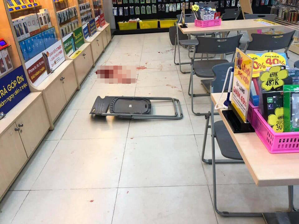 Ngáo đá lao vào tiệm điện thoại đâm gục khách hàng - Hình 2 Ngao da lao vao tiem dien thoai dam guc khach hang-Hinh-2