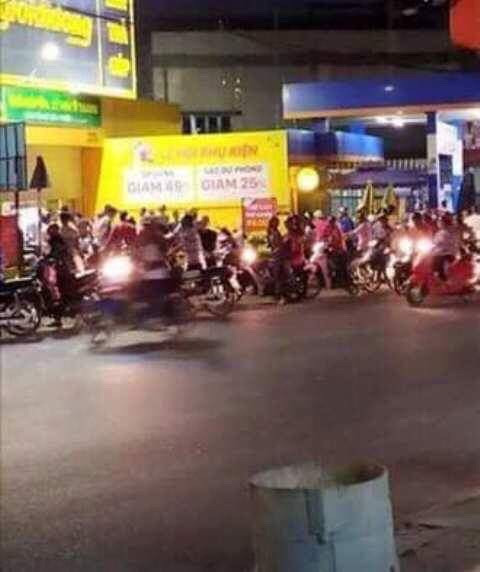 Ngao da lao vao tiem dien thoai dam guc khach hang