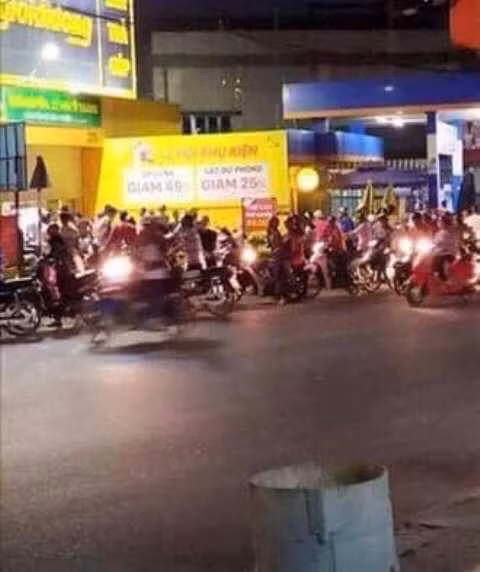 Ngao da lao vao tiem dien thoai dam guc khach hang