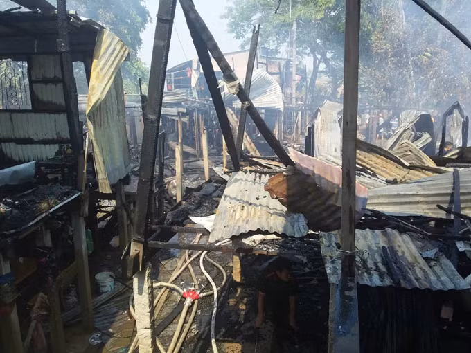 Lua thieu rui 10 can nha o An Giang