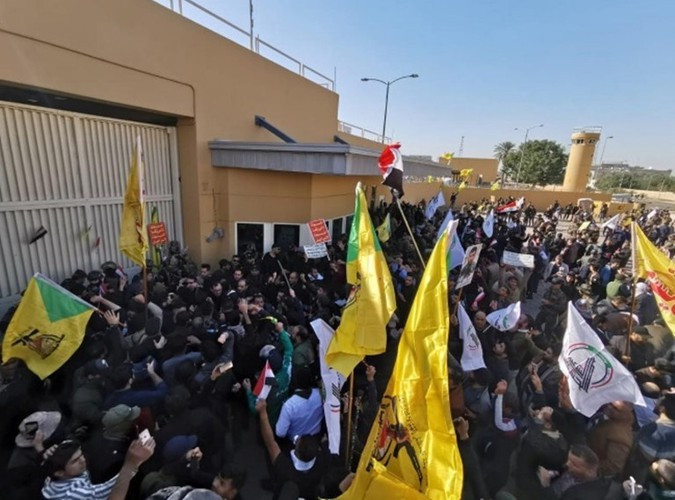 Hàng nghìn người biểu tình hôm 28/11/2019 đã tràn vào lãnh sự quán Iran tại thành phố Najaf, phía nam Iraq, xé cờ Iran và đốt tòa nhà.