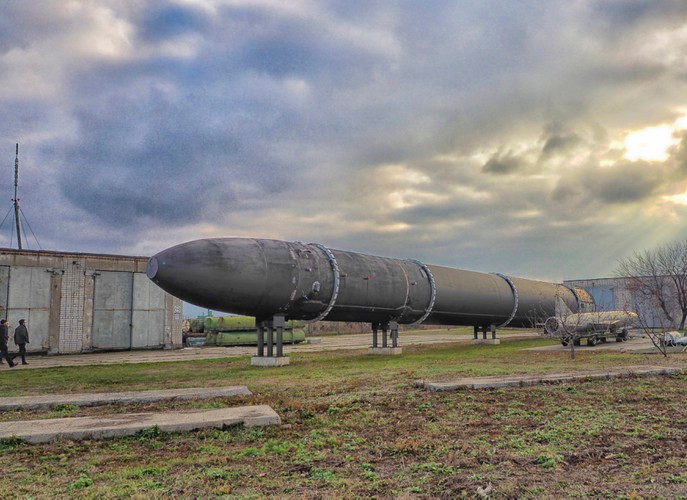 R-36M2 tương tự như các dòng ICBM sử dụng hệ thống dẫn đường hỗn hợp tự động quán tính ở pha đầu, nhưng được hiệu chỉnh pha giữa thông qua máy tính đạn đạo kết nối với trung tâm chỉ huy mặt đất. Sai số mục tiêu của ICBM R-36M2 vào khoảng 500m - một con số không đáng kể đối với loại vũ khí hạt nhân có sức hủy diệt kinh hoàng.